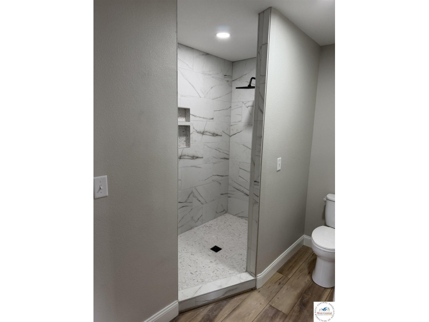 Fully Renovated, Like-New 3 Bedroom, 3 Bath Home with Modern - photo 33