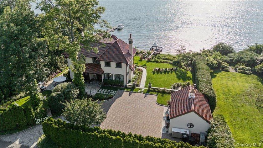 Immerse yourself in this stunning waterfront villa on Centre - photo 2