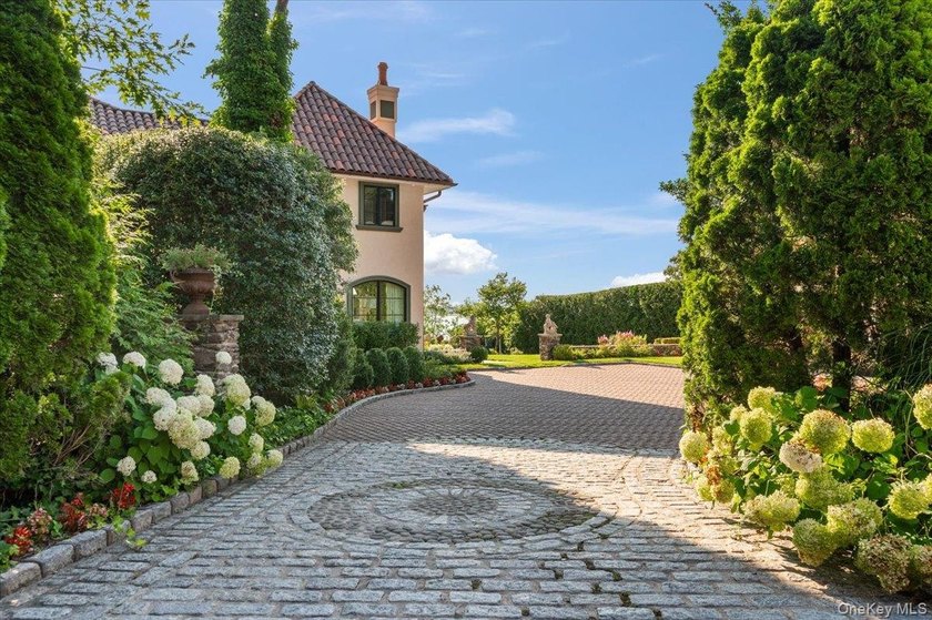Immerse yourself in this stunning waterfront villa on Centre - photo 3