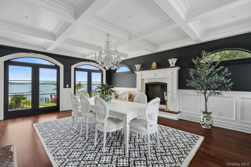 Immerse yourself in this stunning waterfront villa on Centre - photo 9