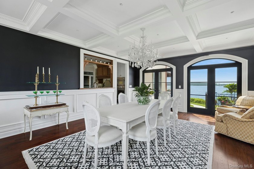 Immerse yourself in this stunning waterfront villa on Centre - photo 10
