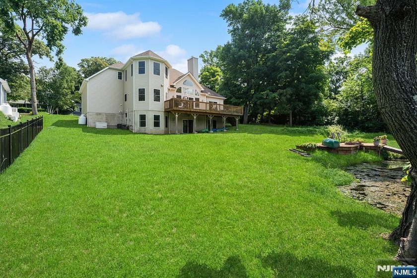 Prepare to experience lakefront living at its absolute best! Set - photo 8