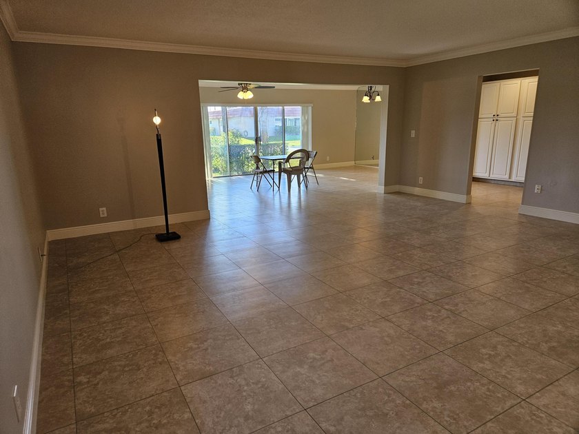Beautiful, clean, bright corner townhome unit. Move in ready! - photo 4