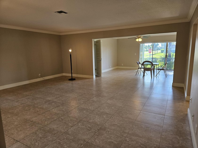 Beautiful, clean, bright corner townhome unit. Move in ready! - photo 5