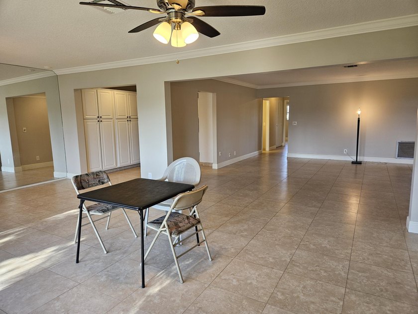 Beautiful, clean, bright corner townhome unit. Move in ready! - photo 6