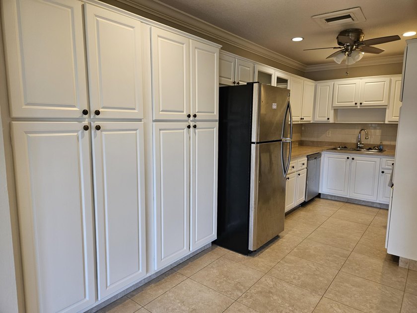 Beautiful, clean, bright corner townhome unit. Move in ready! - photo 8