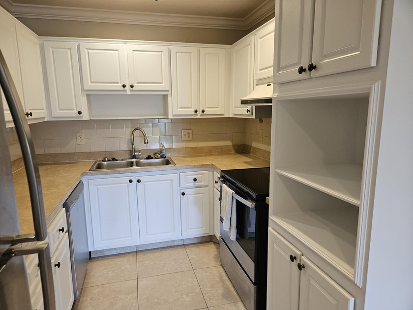 Beautiful, clean, bright corner townhome unit. Move in ready! - photo 9