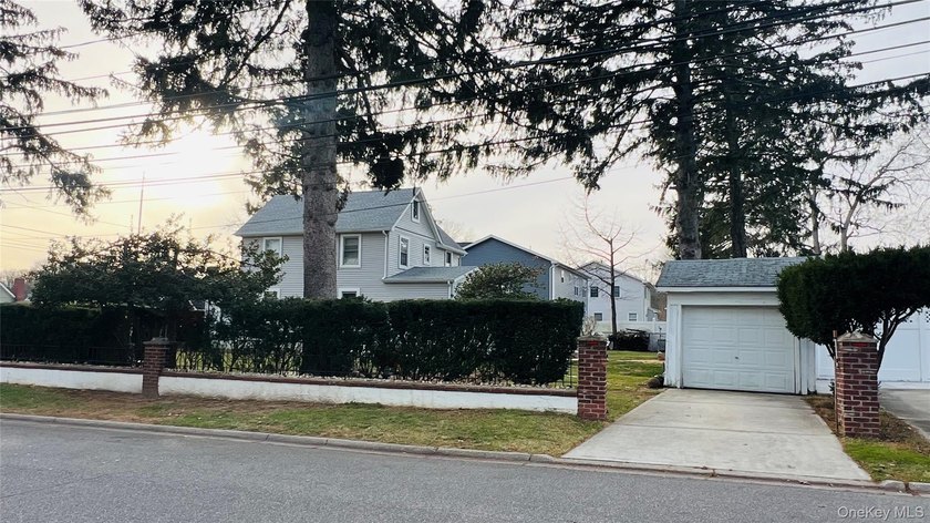 Welcome to this charming home in the heart of Suffolk County! - photo 18