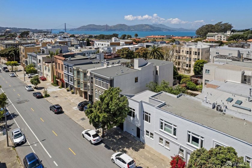 Positioned in the heart of the Marina, 1308 Francisco offers a - photo 2