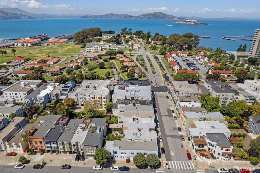 Positioned in the heart of the Marina, 1308 Francisco offers a - photo 3