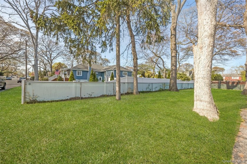 Beautiful prefab Ranch built in 1990, situated on a quiet - photo 17