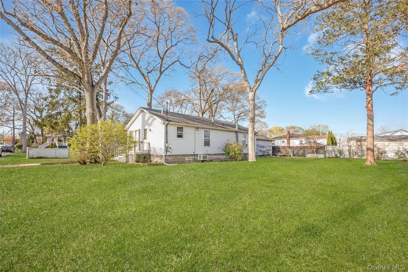 Beautiful prefab Ranch built in 1990, situated on a quiet - photo 19