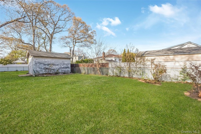 Beautiful prefab Ranch built in 1990, situated on a quiet - photo 21
