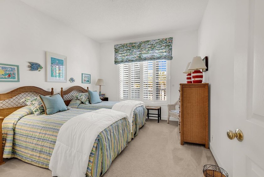 Attractive comfortable, and perfectly located, this 2nd row - photo 22