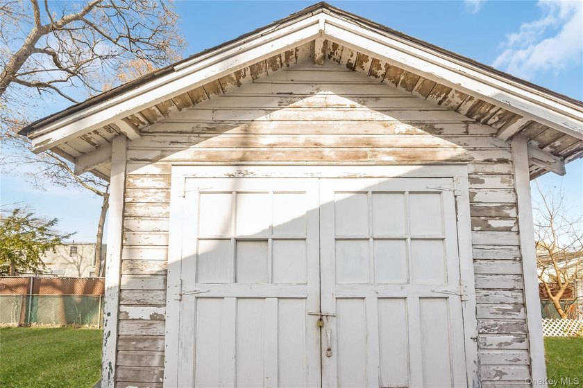 Beautiful prefab Ranch built in 1990, situated on a quiet - photo 24