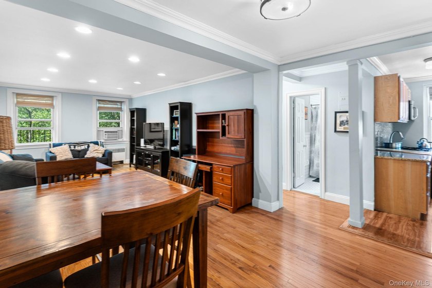 Spacious, well maintained, and move in ready 1 Bed 1 Bath unit - photo 5
