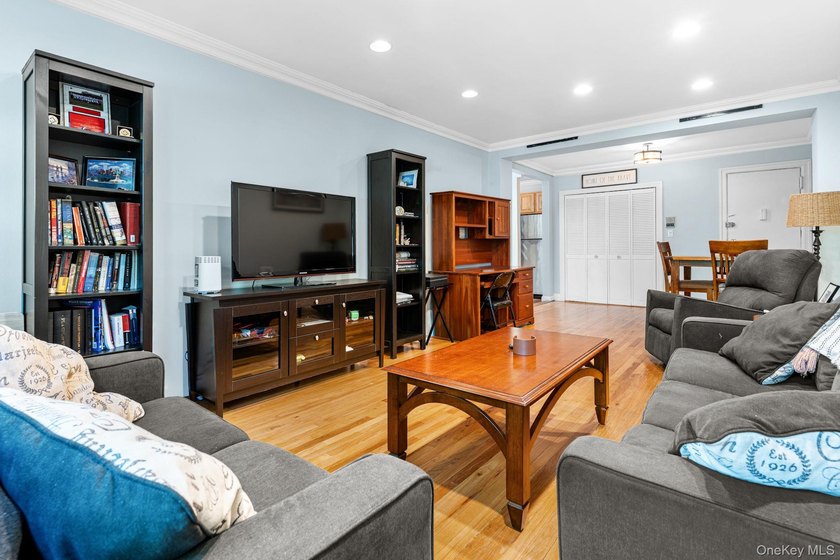 Spacious, well maintained, and move in ready 1 Bed 1 Bath unit - photo 7