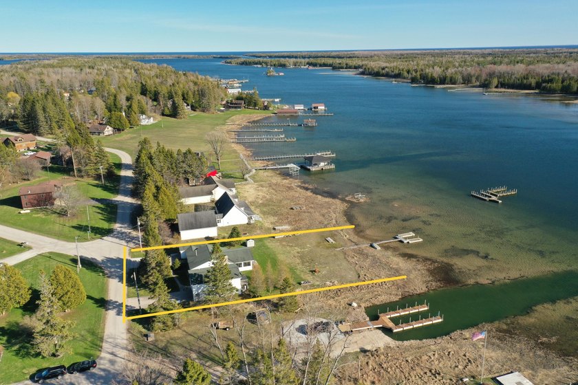 Heart of Les Cheneaux! Immaculate waterfront home on Snows - photo 6
