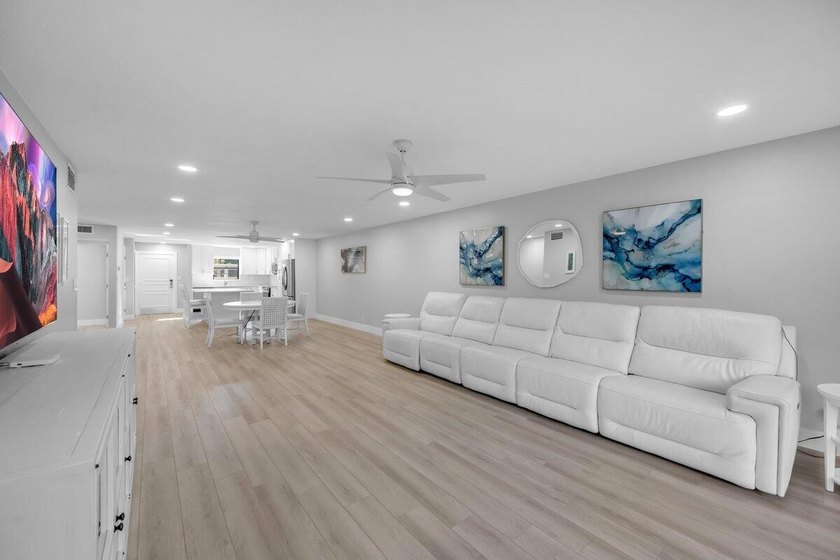 A fully renovated, white-and-bright coastal contemporary retreat - photo 12