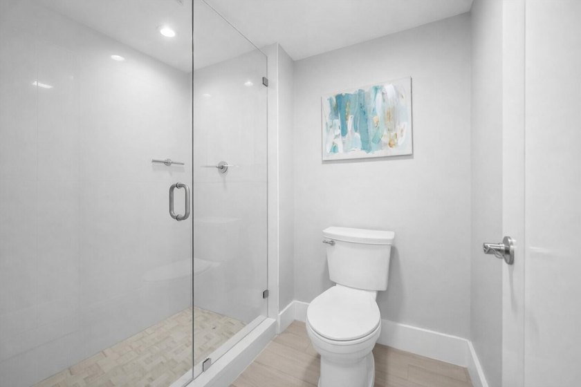 A fully renovated, white-and-bright coastal contemporary retreat - photo 17