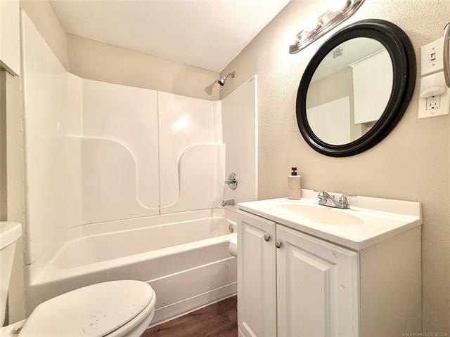 Welcome to this beautifully updated 4 bedroom, 3 bath - photo 8