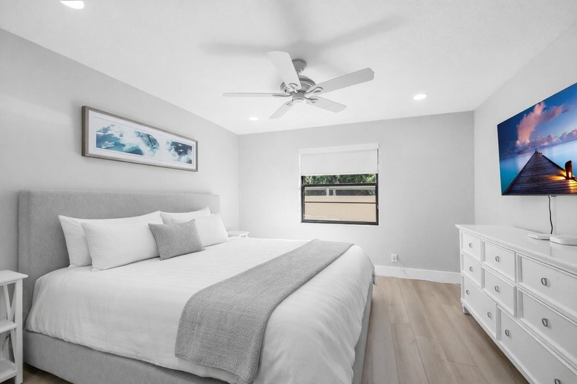 A fully renovated, white-and-bright coastal contemporary retreat - photo 18