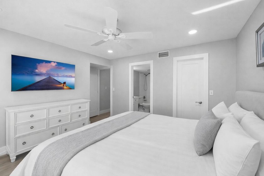 A fully renovated, white-and-bright coastal contemporary retreat - photo 19
