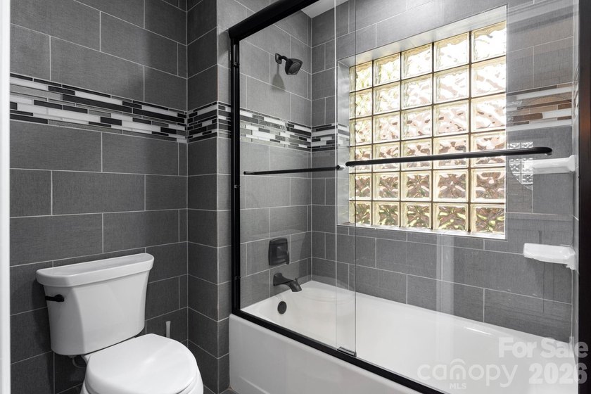 Experience the perfect blend of luxury lakefront living and - photo 26