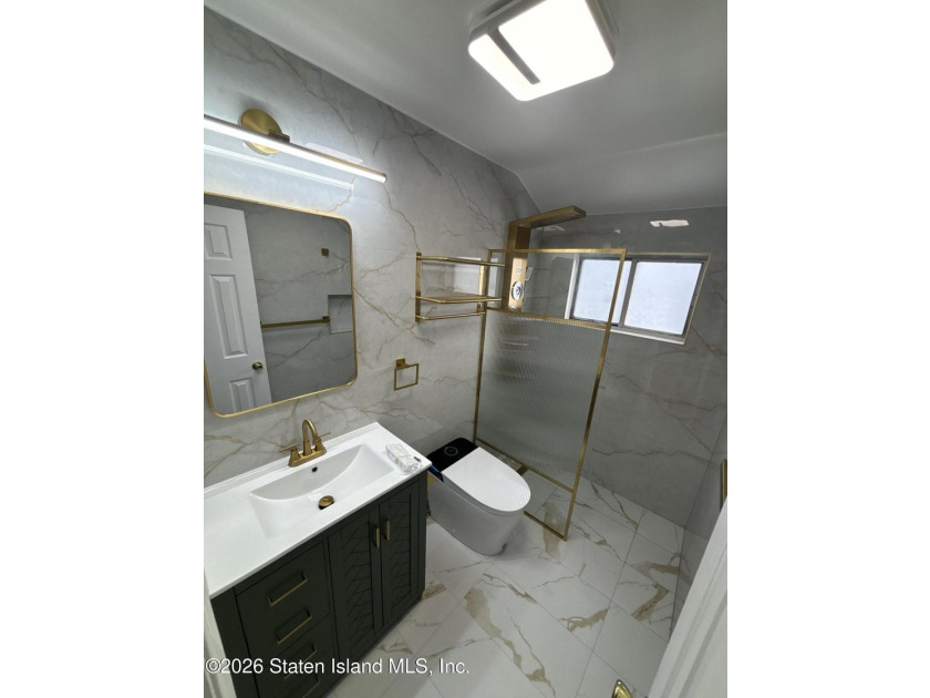 Beautifully fully renovated 3-bedroom, 2-bath home located in - photo 11