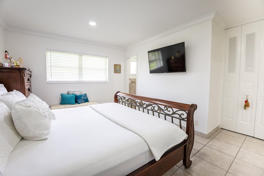 Charming and move-in ready 2-bedroom, 2-bath villa located in - photo 14