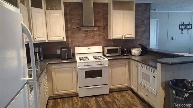 Beautiful 3 bedroom 2 full bath home with large master suite in - photo 9