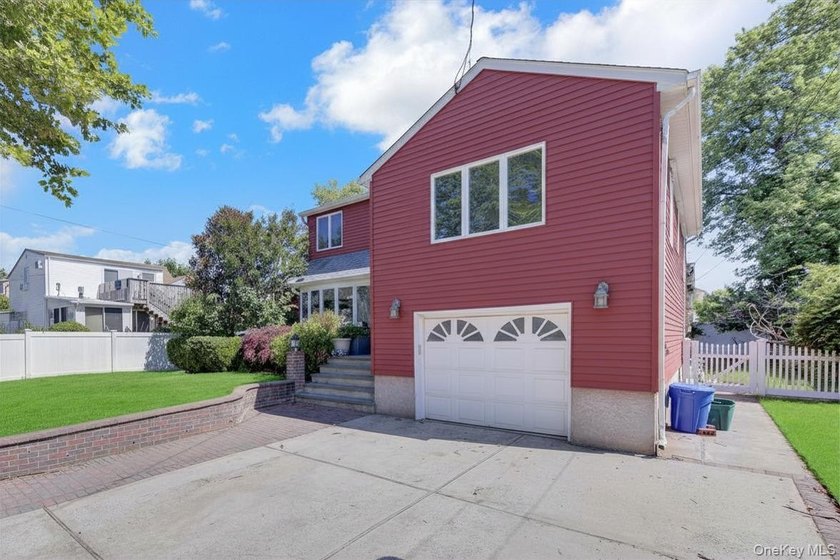 Welcome to this beautifully maintained home nestled in the heart - photo 2