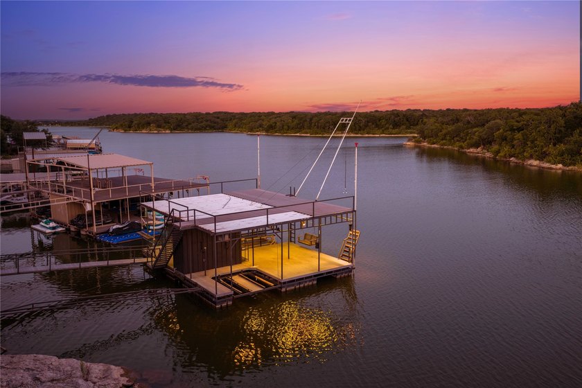 Highly desirable lakefront home on Mintons Draw at Lake - photo 2