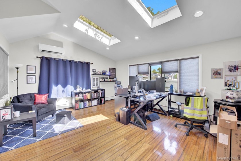 Welcome to this beautifully maintained home nestled in the heart - photo 3