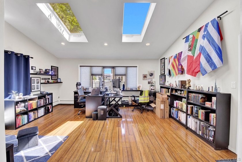 Welcome to this beautifully maintained home nestled in the heart - photo 5