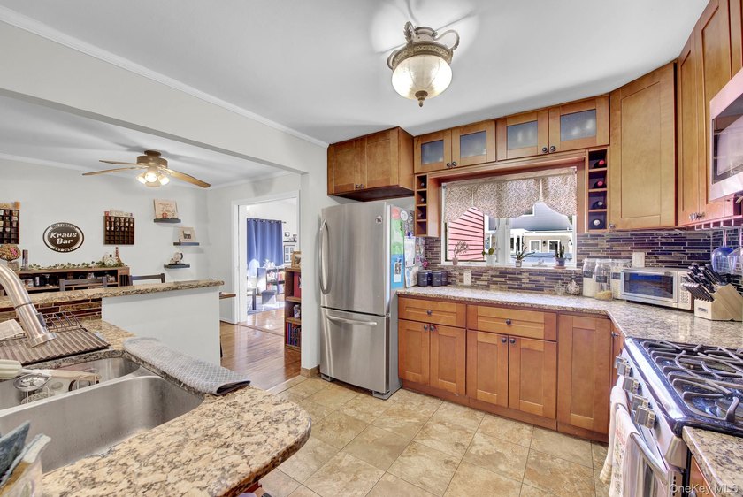 Welcome to this beautifully maintained home nestled in the heart - photo 10