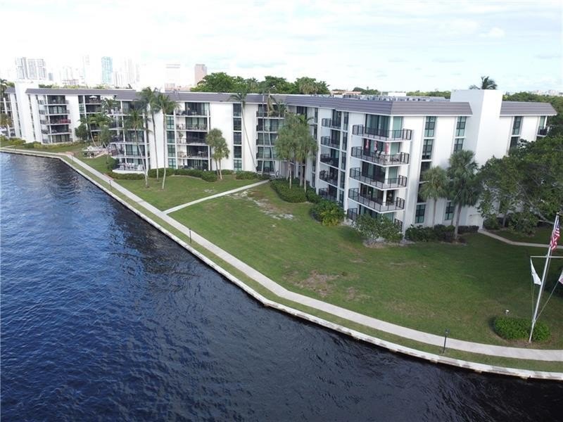 Nice condo priced to sell,below comps. Beautifully remodeled - photo 4