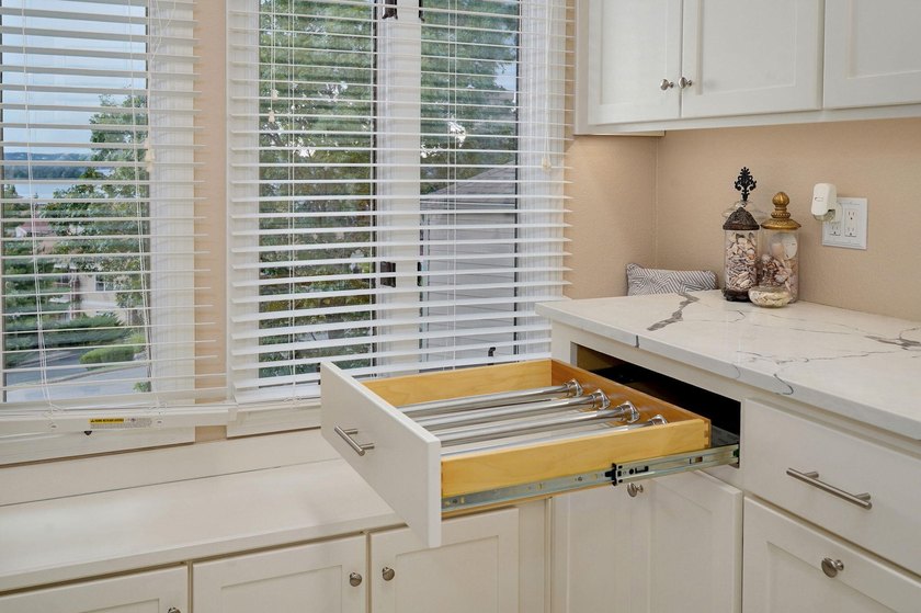 Highly sought-after end-unit in Emerald Pointe Villas with - photo 21