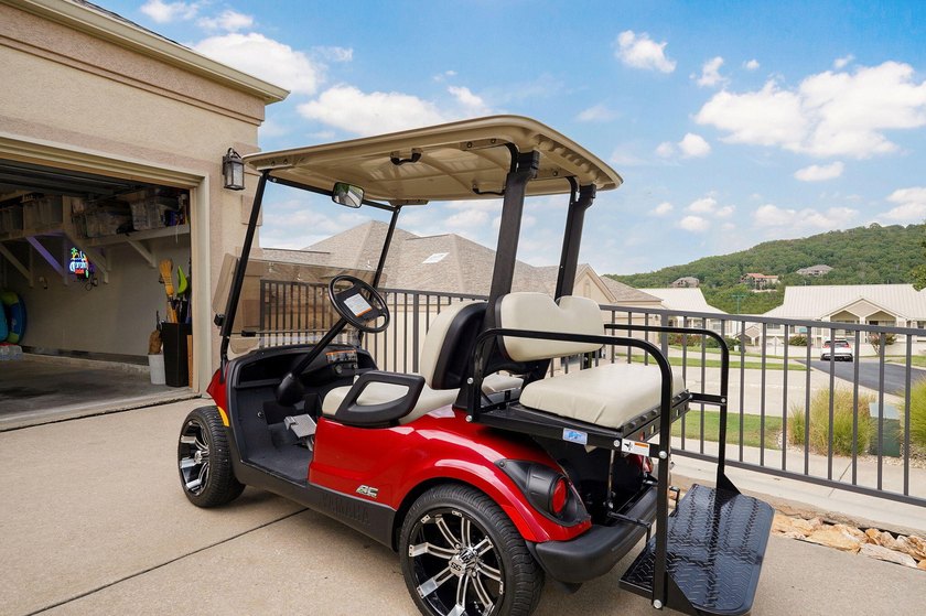 Highly sought-after end-unit in Emerald Pointe Villas with - photo 32