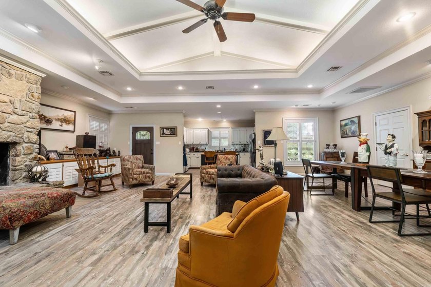 PRICED TO SELL - MAKE AN OFFER!!! Welcome to an entertainer's - photo 4
