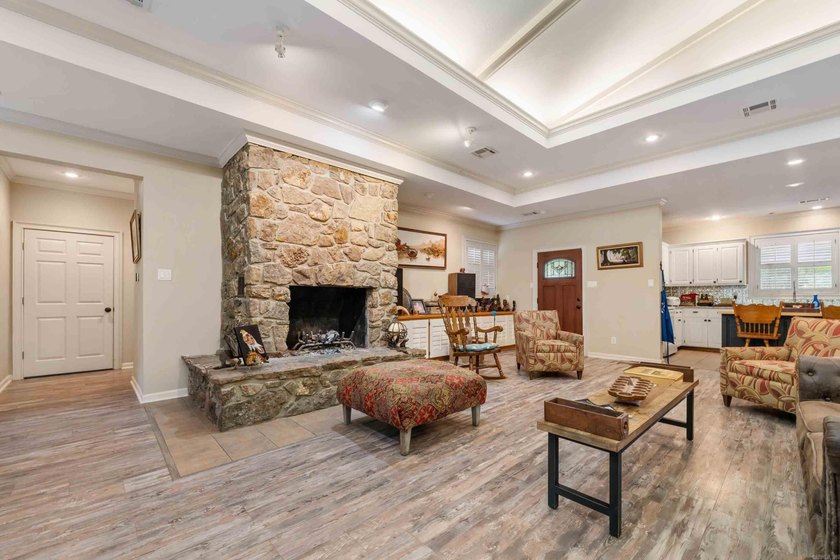 PRICED TO SELL - MAKE AN OFFER!!! Welcome to an entertainer's - photo 7