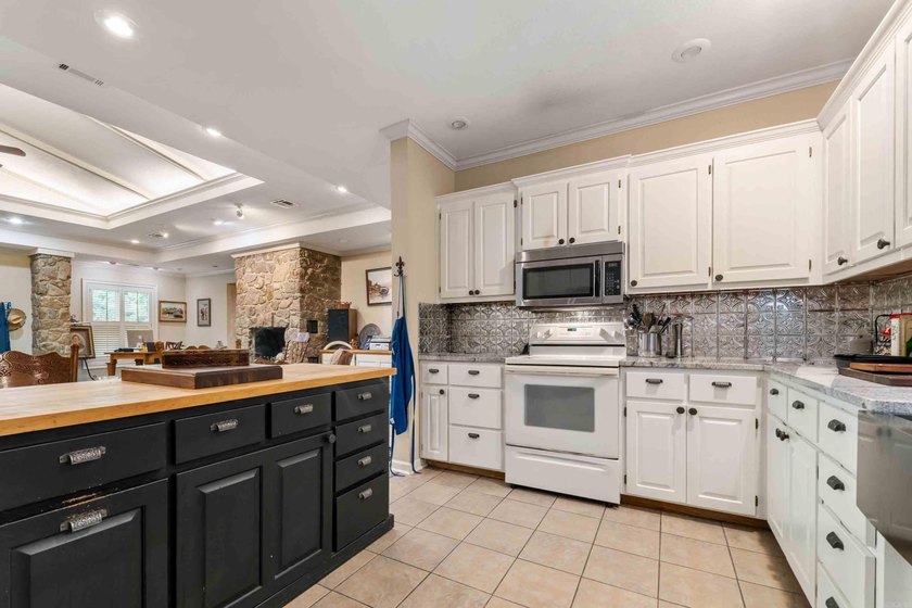 PRICED TO SELL - MAKE AN OFFER!!! Welcome to an entertainer's - photo 10