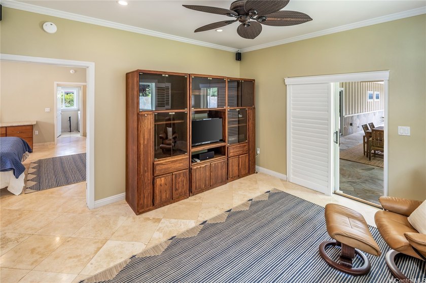 Fully remodeled in 2013, this elegant beachside home on Namala - photo 12