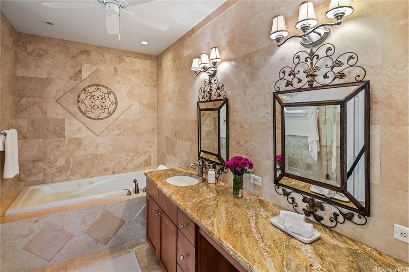 Fully remodeled in 2013, this elegant beachside home on Namala - photo 18