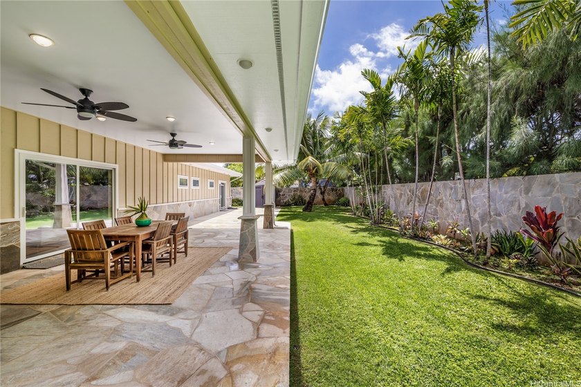 Fully remodeled in 2013, this elegant beachside home on Namala - photo 21