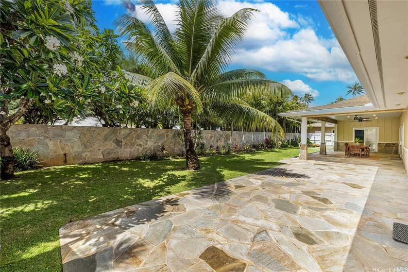 Fully remodeled in 2013, this elegant beachside home on Namala - photo 22