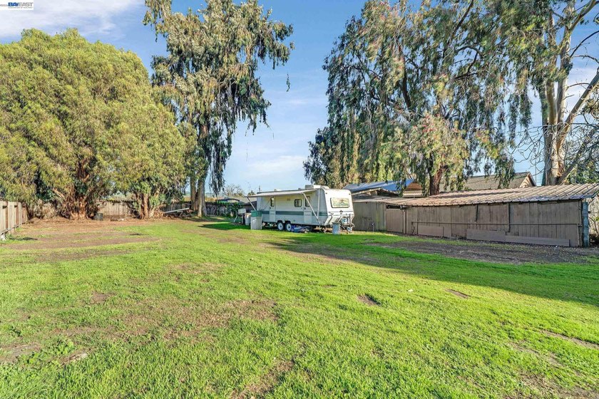 Investor / Developer Opportunity - Nearly 1 Acre Parcel Rare - photo 3