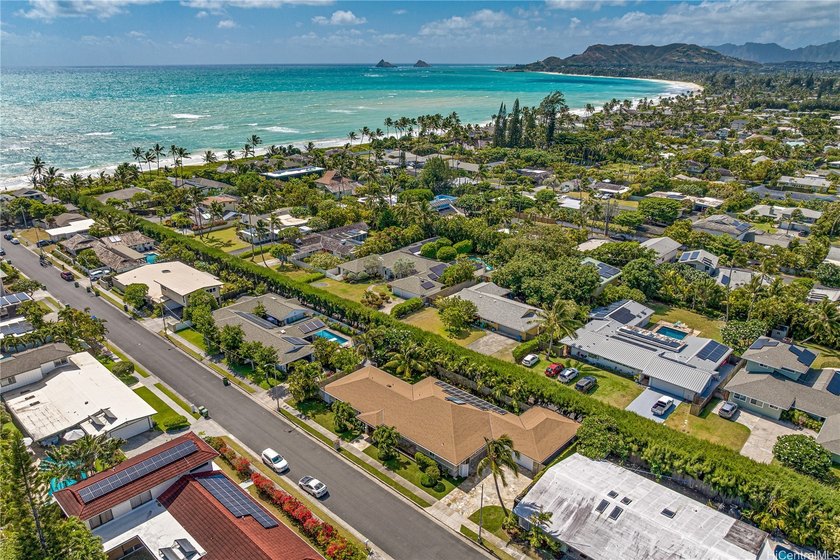 Fully remodeled in 2013, this elegant beachside home on Namala - photo 23