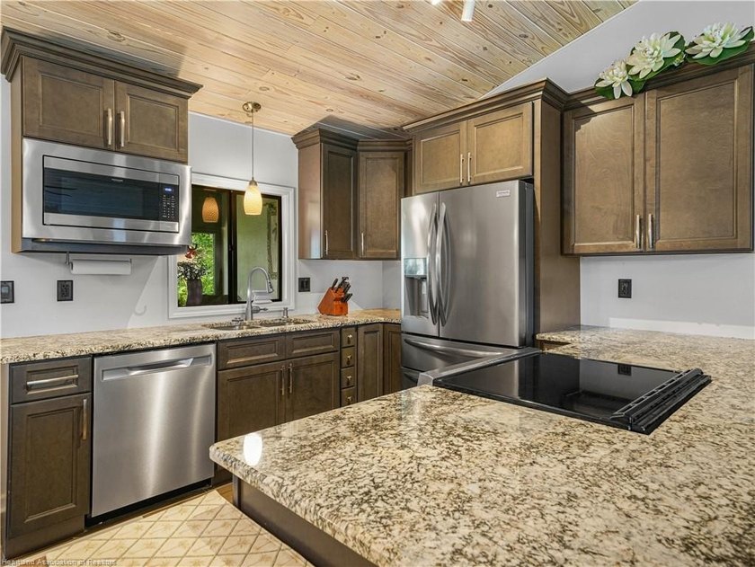 Worry-free living starts with a 2022 roof, 2023 A/C, and - photo 10