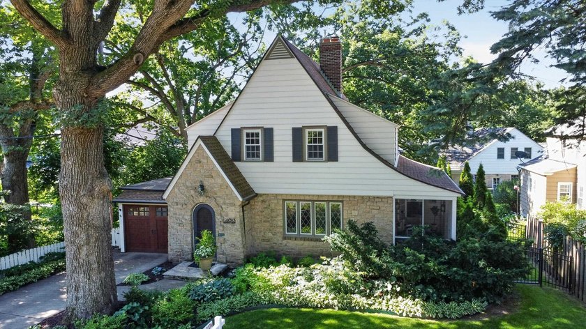 Nestled on a quiet, tree-lined street beneath a canopy of mature - photo 2